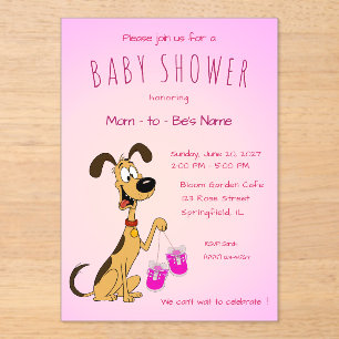 Rico der Hund hält süße rosa Babyschuhe Acryleinladungen