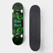 Ride Hard Green Skulls Skateboard (Vorderseite)