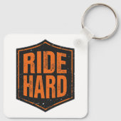 "Ride Hard" Rustic Biker Emblem Schlüsselanhänger (Rückseite)