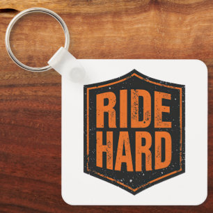 "Ride Hard" rustikales Biker-Emblem Schlüsselanhänger