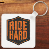 "Ride Hard" rustikales Biker-Emblem Schlüsselanhänger (Rückseite)