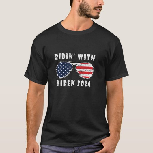 Ridin mit Biden 2024 US-Flagge Joe Aviator Sunglas T-Shirt (Vorderseite)