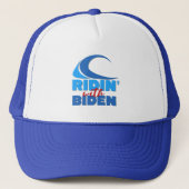 RIDIN' MIT BIDEN Trucker Hat - Blau & Weiß Truckerkappe (Vorderseite)