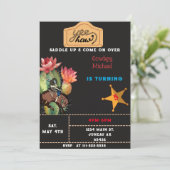 Riding Cowboy Western Cactus Birthday Einladung (Stehend Vorderseite)