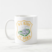 Riding Lawn Mower We Ride At Dawn Funny Lawn Mowin Kaffeetasse (Links)