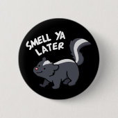 Riech Ya Spater Funny Skunk Pun Dark BG Button (Vorderseite)