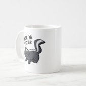 Riech Ya Spater Funny Skunk Pun Kaffeetasse (Vorderseite Links)
