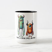 Riechen Sie unsere Monster-Buddies nach Maß Zweifarbige Tasse (Mittel)