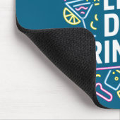 Riecht nach Trinken am Tag Mousepad (Ecke)