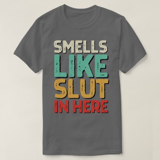 Riecht wie hier Offensiver erwachsener Humor 2 T-Shirt (Design vorne)