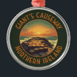 Riesenkauseweg Irland Retro Distressed Circle Ornament Aus Metall<br><div class="desc">Giant's Causeway im Stil der Vektorkunst. Der Riesen-Kauseway besteht aus über 40.000 miteinander verbundenen Basaltsäulen,  die aus Lava gebildet wurden,  die sich abkühlt und kontraktiert,  wodurch regelmäßige Belastungsmuster und Risse entstehen.</div>