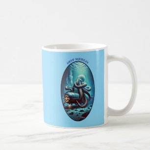 Riesenkraken mit Armen rund um einen unterseeische Kaffeetasse