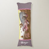 Riesenkuschion Hippos in Schlamm rosa grau. Seitenschläferkissen (Vorderseite Vertikal)