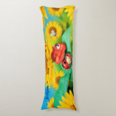 Riesenkuschion schlampige Ladybug in Sonnenblumen. Seitenschläferkissen (Vorderseite Vertikal)