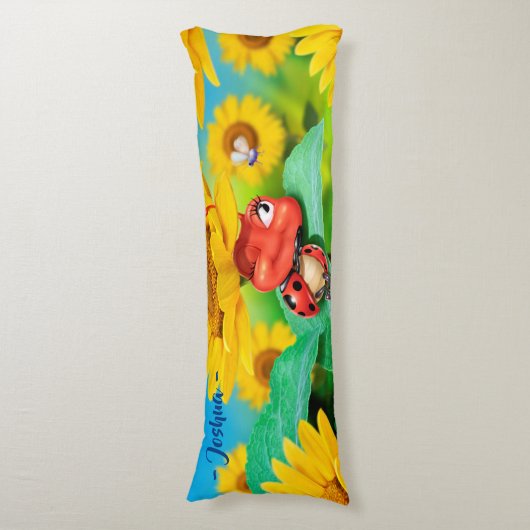 Riesenkuschion schlampige Ladybug in Sonnenblumen. Seitenschläferkissen (Vorderseite Vertikal)