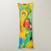 Riesenkuschion schlampige Ladybug in Sonnenblumen. Seitenschläferkissen (Rückseite (Vertikal))