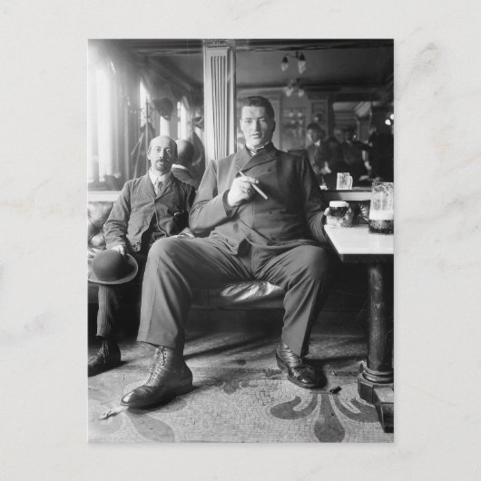 Riesenmann trinkt ein Bier, 1910 Postkarte (Vorderseite)