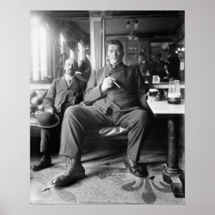 Riesenmann trinkt ein Bier, 1910. Vintages Foto Poster