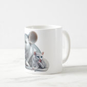 „Riesenmaus und winzige Katze“ Kaffeetasse (VorderseiteRechts)