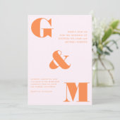 Riesenmonogramm Ampersand Peach Orange Pink Hochze Einladung (Stehend Vorderseite)