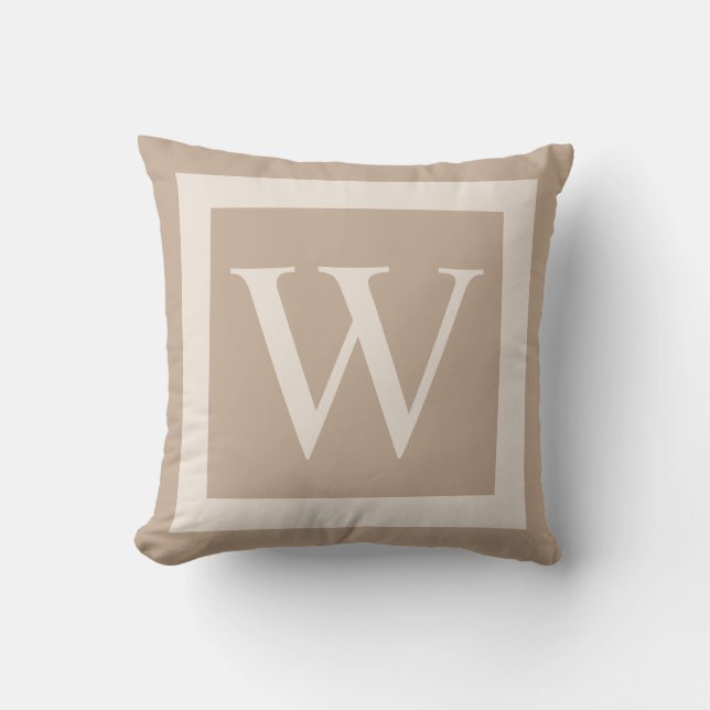 Riesenmonogramm auf Beige Hintergrund Kissen (Vorderseite)