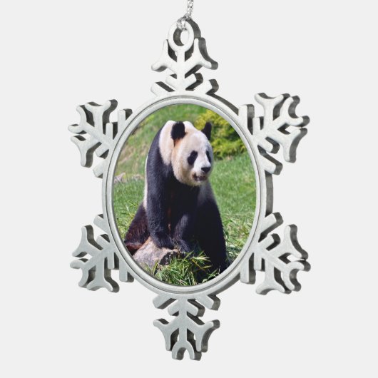 Riesenpanda auf einem Stein Schneeflocken Zinn-Ornament (Rechts)
