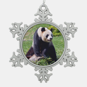 Riesenpanda auf einem Stein Schneeflocken Zinn-Ornament