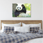 Riesenpanda, die sich gegen den Baum erhebt Leinwanddruck (Insitu (Schlafzimmer))