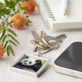 Riesenpanda, die sich gegen den Baum erhebt Schlüsselanhänger (Seite)