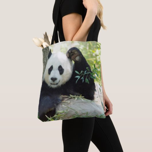 Riesenpanda, die sich gegen den Baum erhebt Tasche (Von Nahem)