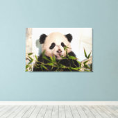 Riesenpanda lehnt sich gegen die Mauer nieder Leinwanddruck (Insitu (Holzboden))