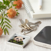 Riesenpanda lehnt sich gegen die Mauer nieder Schlüsselanhänger (Seite)