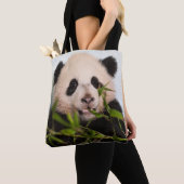 Riesenpanda lehnt sich gegen die Mauer nieder Tasche (Von Nahem)