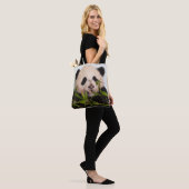 Riesenpanda lehnt sich gegen die Mauer nieder Tasche (Am Model)