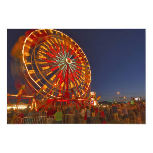 Riesenrad in der Dämmerung im Nordwesten Montanas Fotodruck