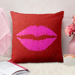 Riesenrosa Lippen auf rotem Glitzer-Hintergrund Kissen