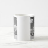 Riesige Atombombe in Position gebracht für Kaffeetasse (Mittel)