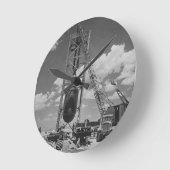 Riesige Atombombe in Position gebracht für Runde Wanduhr (Winkel)