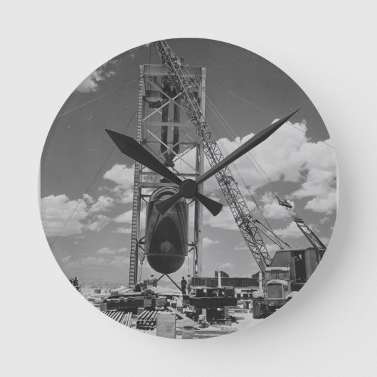 Riesige Atombombe in Position gebracht für Runde Wanduhr (Vorderseite)