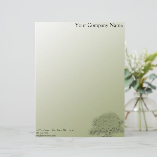 Riesige Eiche auf einem Feld des Grüns Briefkopf (Stehend Vorderseite)