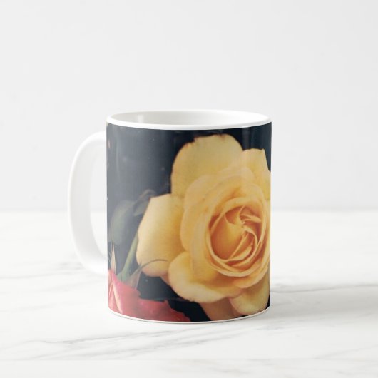 Riesige gelbe Rose auf einer Tasse (Vorderseite Links)