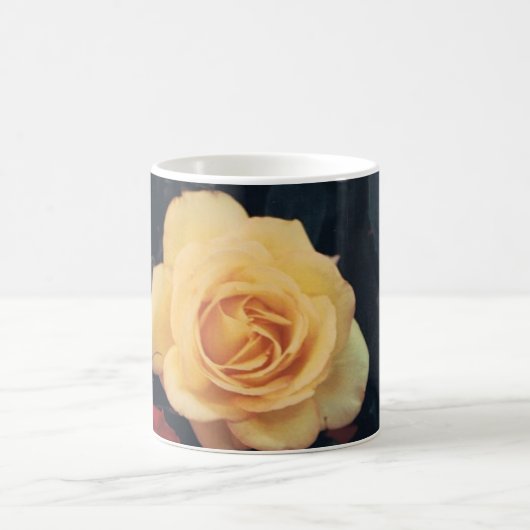 Riesige gelbe Rose auf einer Tasse (Mittel)