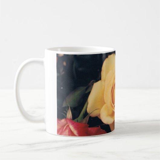 Riesige gelbe Rose auf einer Tasse (Links)