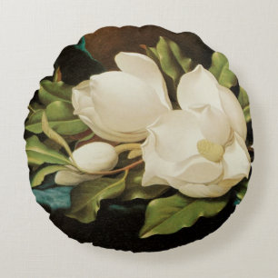 Riesige Magnolien auf einem blauen Samttuch von MJ Rundes Kissen