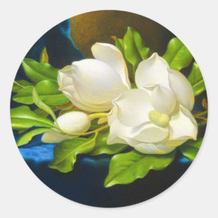 Riesige Magnolien auf einer blauen Samtleinwand Runder Aufkleber