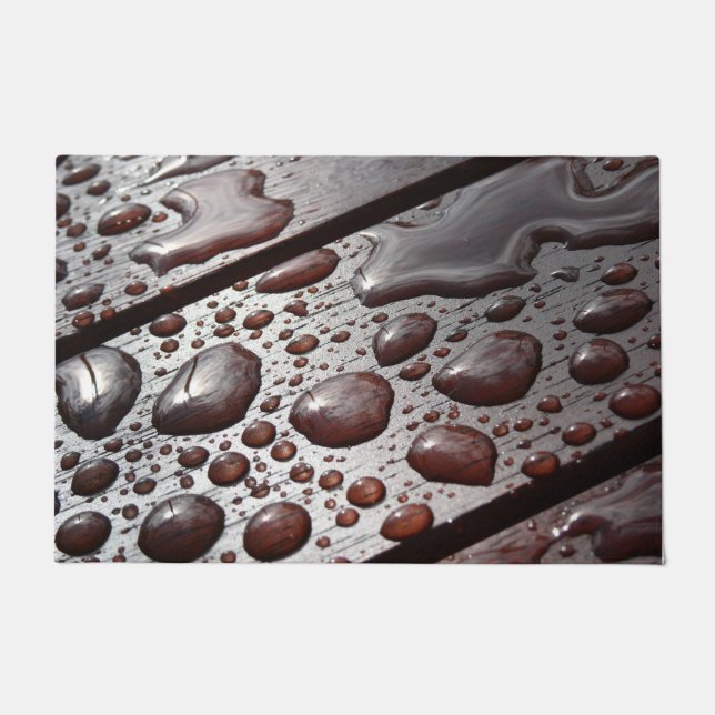 Riesige Regentropfen an einem Holzpicknicktisch Fußmatte (Vorderseite)