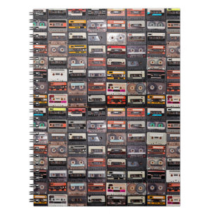 Riesige Sammlung von Audiokassetten. Retro-Musik Notizblock