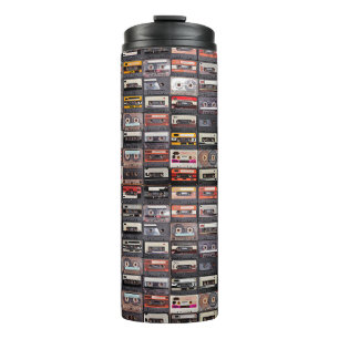 Riesige Sammlung von Audiokassetten. Retro-Musik Thermosbecher
