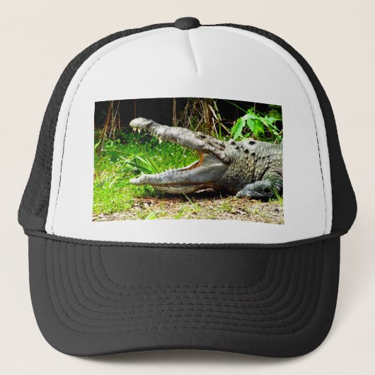 Riesiger Alligator mit seinem Mund offen Truckerkappe (Vorderseite)
