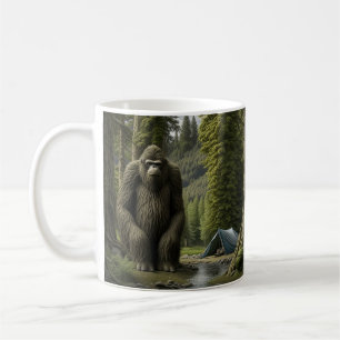 Riesiger Bigfoot sitzt im Wald Kaffeetasse